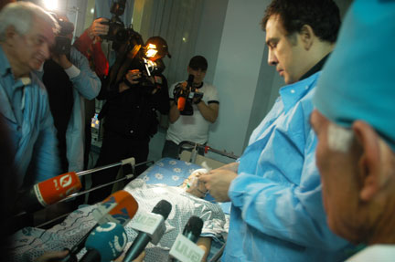 Le président géorgien Mikheïl Saakachvili au chevet de Nana Kardava, une des quatre blessées des incidents de Khourcha.(Photo : R. Genté/RFI)