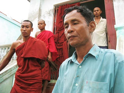 Des villageois rescapés du cyclone Nargis.  (Photo : Luc Auberger)