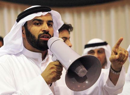 Abdulaziz Al-Shayji du Mouvement islamique constitutionnel, s'adresse à ses supporters qui l'ont élu lors des législatives du 17 mai 2008.(Photo : Reuters)