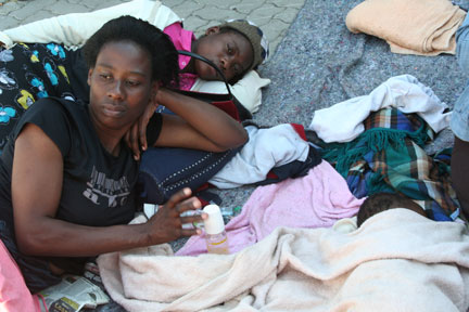 Zimbabwéennes réfugiées à la station de police d'Alexandra depuis une semaine.(Photo : V. Hirsch/RFI)