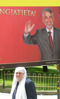 Affiche du Parti démocratique des Albanais (PDSH) avec le leader de ce parti, Menduh Thaçi.(Photo : T. Mangalakova)