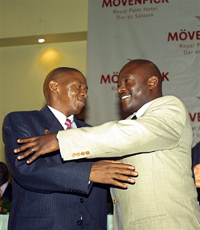 Septembre 2006, le président Pierre Nkurunziza (à gauche) et le leader du FNL Agathon Rwasa, avaient déjà signé un accord de paix à Dar es Salaam.(Photo: AFP)
