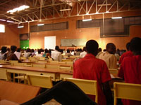 Laurent Bado enseigne le droit administratif aux 3ème année. Faute de place suffisante à la fac de Ouaga, les cours se déroulent dans ce hall du SIAO (salon international de l’artisanat de Ouagadougou). Le professeur peut donc y donner ses cours, tant qu’il y a du courant pour le micro.