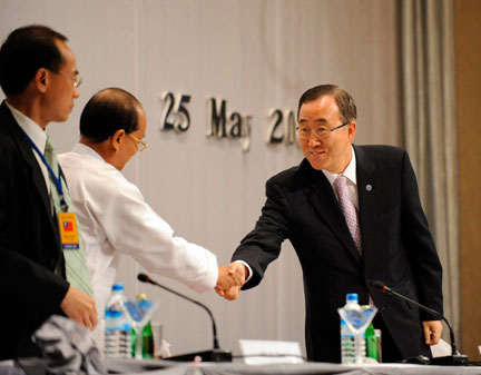 Le secrétaire général de l'ONU Ban Ki-moon (à droite) et le Premier ministre birman Thein Sein (au centre), le 25 mai 2008.(Photo : Reuters)