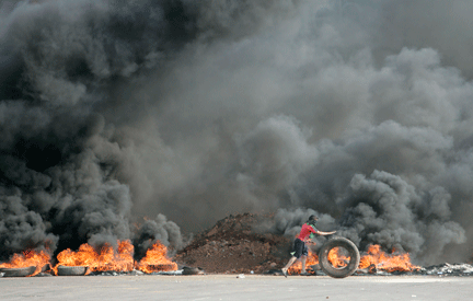 Les partisans du Hezbollah bloquent l'accès de l'aéroport de Beyrouth avec des pneus en flamme.(Photo : Reuters)