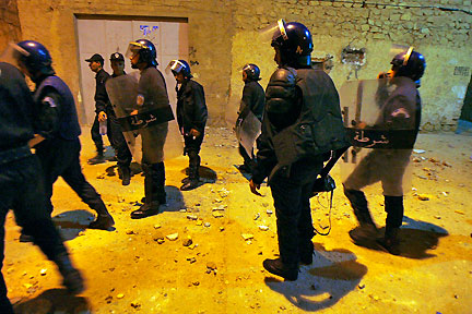 Des policiers déployés à Berriane, le 17 mai 2008.(Photo : Reuters)