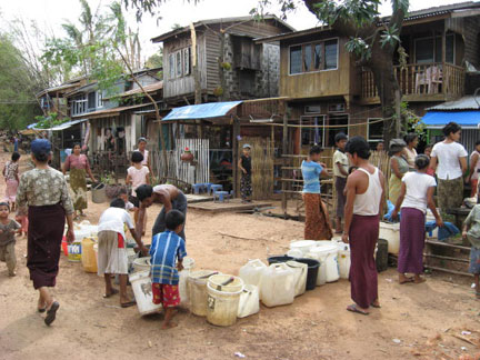 Les habitants de Rangoon font la queue pour avoir de l'eau.(Photo : Luc Auberger)