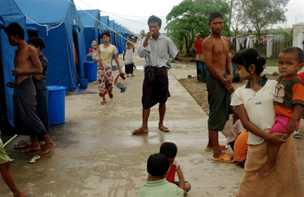 Les tentes bleu azur accueillent les déplacés victimes du cyclone Nargis.(Photo : AFP)