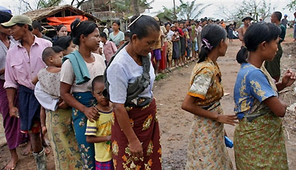 Une file d'attente de rescapés du cyclone, le 18 mai 2008.(Photo : AFP)