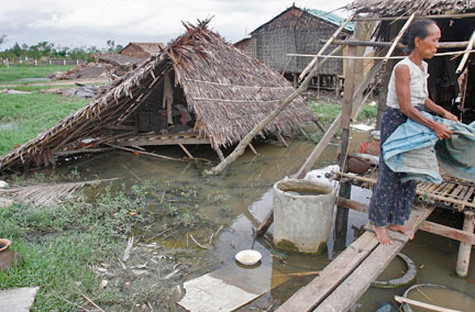 Dans un village ravagé par le cyclone Nargis, le 16 mai 2008.(Photo : Reuters)