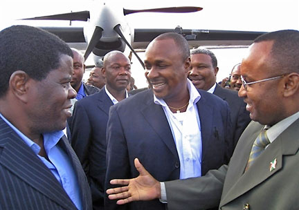 Le pasteur Habimana (à gauche) est accueilli par le général Guillaume Bunyoni, le 16 mai 2008, à l'aéroport de Bujumbura.(Photo : AFP)