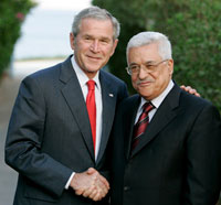 George W. Bush serrant la main du président palestinien Mahmoud Abbas à Charm el-Cheikh, le 17 mai 2008.(Photo: Reuters)