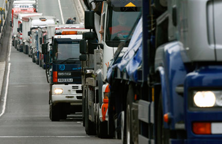 Les routiers anglais ont bloqué une des autoroutes qui mènent à Londres.(Photos: Reuters)