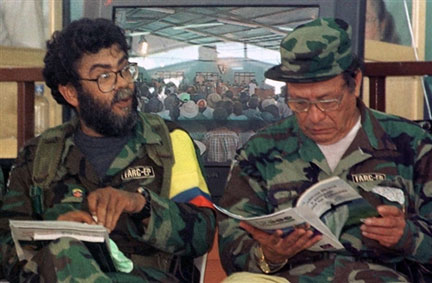Après la mort de Manuel Marulanda (d), Alfonso Cano prend les rênes de la guérilla.  Les deux hommes, en 2000.(Photo: AFP)