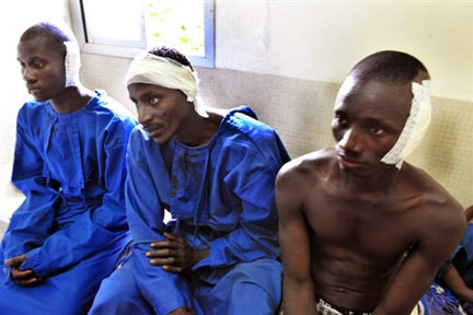 Trois hommes blessés attendent des soins aux urgences de l'hôpital de Ziguinchor, au Sénégal, le 7 mai 2008.(Photo : Reuters)
