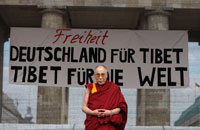 Le Dalaï Lama lors de son discours à la Porte de Brandebourg à Berlin, le 19 mai 2008.(Photo: Reuters)