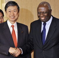 Jacques Diouf, le directeur de la FAO (à droite) et Masahiko Komura, le ministre japonais des Affaires étrangères, le 16 mai à Tokyo. (Photo : AFP)