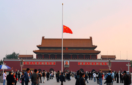 Le drapeau national chinois est en berne sur la place Tiananmen, à Pékin, le 19 mai 2008.(Photo : Reuters)