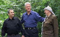 Ehoud Barak, Bill Clinton et Yasser Arafat.(Photo : AFP)