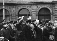 Jeunes polonais défilant dans les rues de Varsovie.© <a href="www.marzec1968.pl" target="_blank">Instytut Pamięci Narodowej</a>