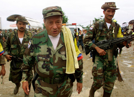 Le fondateur des FARC, Manuel Marulanda (c) en 2000.(Photo : Reuters)