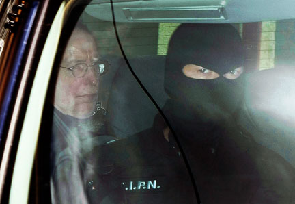 Michel Fourniret à son arrivée à la prison de Charleville-Mezieres, après le verdict, le 28 mai 2008.(Photo: Reuters)