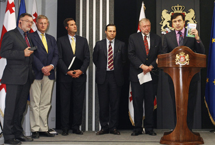 Le président géorgien Mikheïl Saakachvili (d) lors d'une conférence de presse en présence des ministres des Affaires étrangères en mission à Tbilissi.(Photo : Reuters)