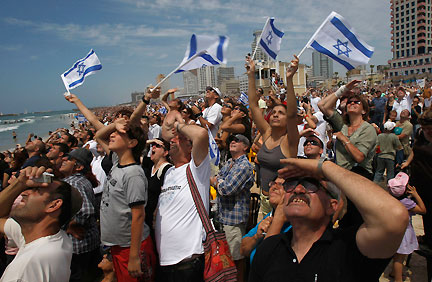 Des Israéliens assistent à une parade aérienne à Tel Aviv, le 8 mai 2008.(Photo : Reuters)