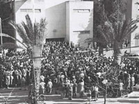 Foule devant le musée de Tel Aviv le 14 mai 1948.(Photo : Israel government)