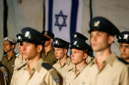 Des militaires israéliens lors des premières cérémonies du jour du souvenir à Jérusalem.(Photo : Reuters)