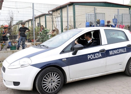 Une patrouille de police dans un camp de Roms, près de la capitale italienne, où une cinquantaine de personnes ont été arrêtées le 15 mai 2008.(Photo: AFP)