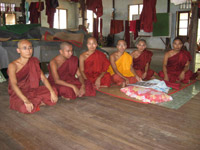 Jeunes moines birmans dans un monastère du nord de Rangoon.(Photo : Luc Auberger)