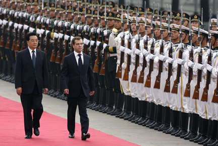 Le président chinois Hu Jintao (g) et son homologue russe Dmitri Medvedev passent en revue la garde d'honneur à Pékin ce vendredi 23 mai.(Photo : Reuters)