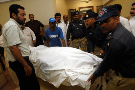 Tariq Khan, 35 ans, «&nbsp;<em>a reçu neuf balles dans le corps</em>&nbsp;», selon le chef de la police de Karachi.(Photo : Reuters)