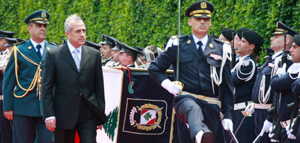 Michel Sleimane, nouveau président, passe en revue la garde présidentielle avant de s'installer dans le palais de Baabda.(Photo: Reuters)