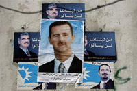 Un portrait du président syrien, Bachar al-Assad, recouvrant les affiches de l'ex-Premier ministre libanais assassiné, Rafiq Hariri, et de son fils, Saad sur un mur à Beyrouth.(Photo : AFP)