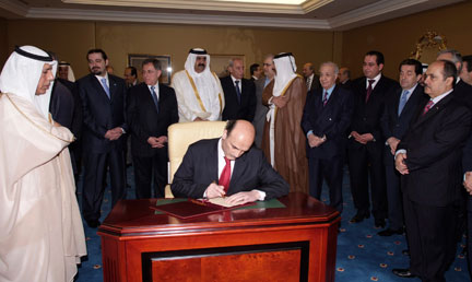 L'émir du Qatar, cheikh Hamad ben Khalifa al-Thani, et les membres du nouveau Parlement libanais assistent à la signature de l'accord de Doha par le parlementaire Samir Geagea, le 21 mai 2008.  (Photo : Reuters)