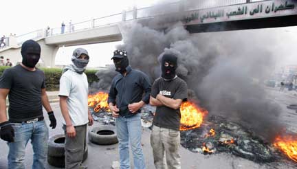 Au Liban, des militants du Hezbollah barrent la principale route qui mène à l'aéroport international de Beyrouth, le 7 mai 2008. (Photo : Reuters)