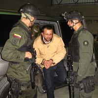 Carlos Mario Jimenez, alias Macaco, escorté par des policiers colombiens avant son extradition vers les Etats-Unis, le 7 mai 2008 à Bogota.(Photo : Reuters)