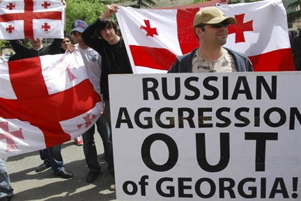 Les Géorgiens avaient manifesté devant l'ambassade de Russie, à Tbilissi, le 25 avril 2008.(Photo : AFP)