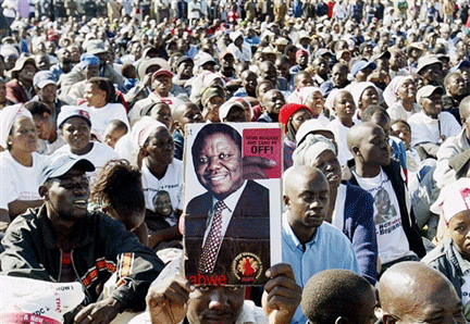 Le meeting du MDC a réuni 8 à 10&nbsp;000 personnes à Bulawayo, le 18 mai 2008.(Photo : AFP)