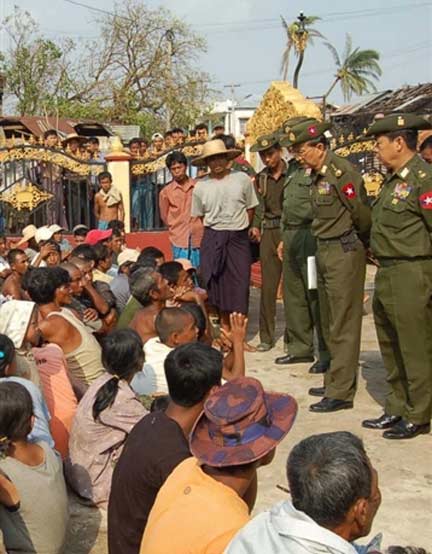 Les militaires birmans rendent visite aux rescapés du cyclone Nargis, dans le delta de l'Irrawaddy, le 5 mai 2008. (Photo : AFP)