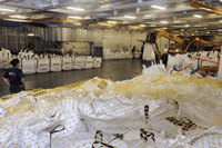 Le navire de la marine française, le <em>Mistral,</em> transporte 1 000 tonnes de fret humanitaire à destination des victimes du cyclone Nargis.(Photo : AFP)