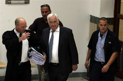 Morris Talansky, l'homme d'affaires américain (c), au tribunal de Jérusalem, le 27 mai 2008.(Photo : AFP)