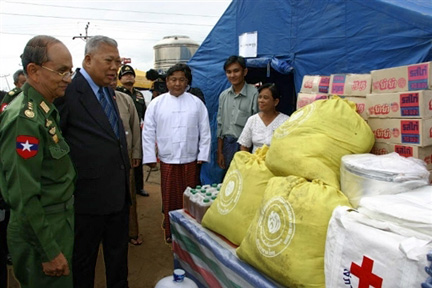 Le Premier ministre thaïlandais Samak Sundaravej (2e à droite) présente à son homologue birman Thien Sein (g) l'aide humanitaire de la Thaïllande, le 14 mai 2008.(Photo : AFP)