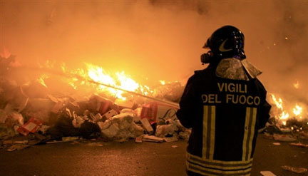 A Naples, un pompier lutte contre l'incendie d'un tas d'immondices. (Photo : AFP)
