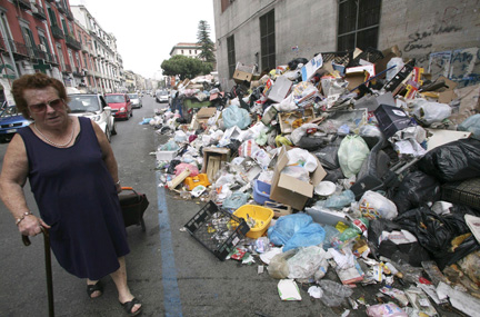 Les rues de Naples sont envahies par des piles d'ordures depuis des mois.(Photo : Reuters)