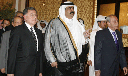 De gauche à droite : le Premier ministre libanais, Fouad Siniora, l’émir du Qatar, Hamad Ben Khalifa Al-Thani et le président du Parlement libanais, Nabih Berri, à Doha.(Photo : Reuters)