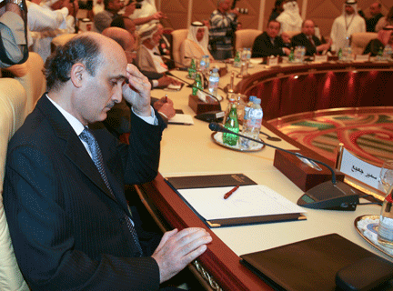 La salle des négociations où sont réunis les représentants libanais de la majorité et de l’opposition. En premier plan, le chef des Forces libanaises (FL) Samir Geagea, le 17 mai 2008 à Doha.(Photo : Reuters)