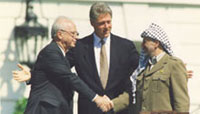 Poignée de mains Arafat-Rabin, le 13 septembre 1993 à Washington sur la pelouse de la Maison-Blanche.(Photo: Maison-Blanche)
